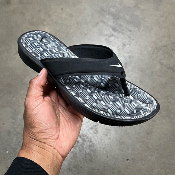 WMNS NIKE ULTRAS COMFORTS
THONGS TRIPLE BLACKS WHITES FOOTBEDS PRINT ZIGS ZAGS - Picture 7 of 7